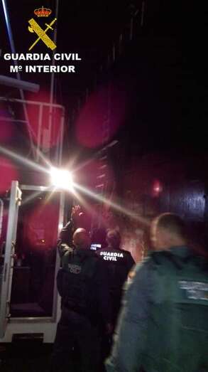 Seis agentes subieron al buque desde la patrullera Río Tambre (Foto TA)